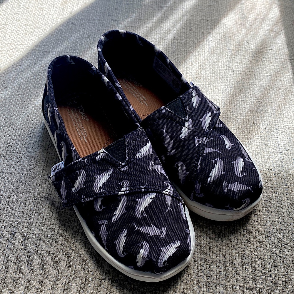 TOMS shark print T10
